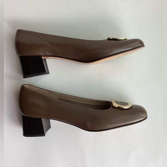 Salvatore Ferragamo Taupe Leather Stacked Heel Rounded Toe Pumps - Picture 5 of 8